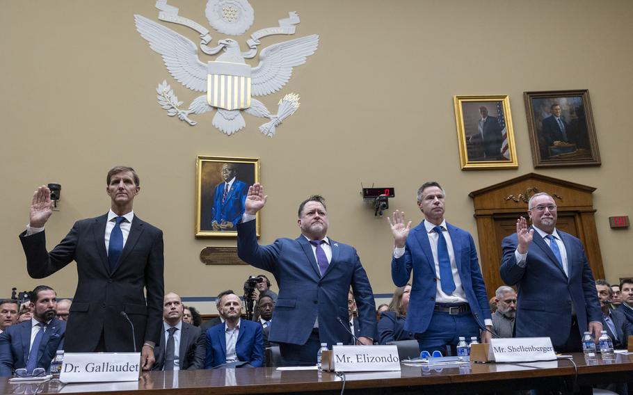 Tim Gallaudet, Luis Elizondo, Michael Shellenberger und Michael Gold heben bei ihrer Vereidigung vor dem House Oversight Committee am 13. November 2024 die rechte Hand