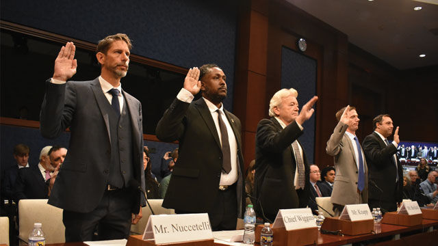 Jeffrey Nuccetelli, Alexandro Wiggins, George Knapp, Dylan Borland und Joe Spielberger heben bei ihrer Vereidigung vor der Task Force am 9. September 2025 die rechte Hand