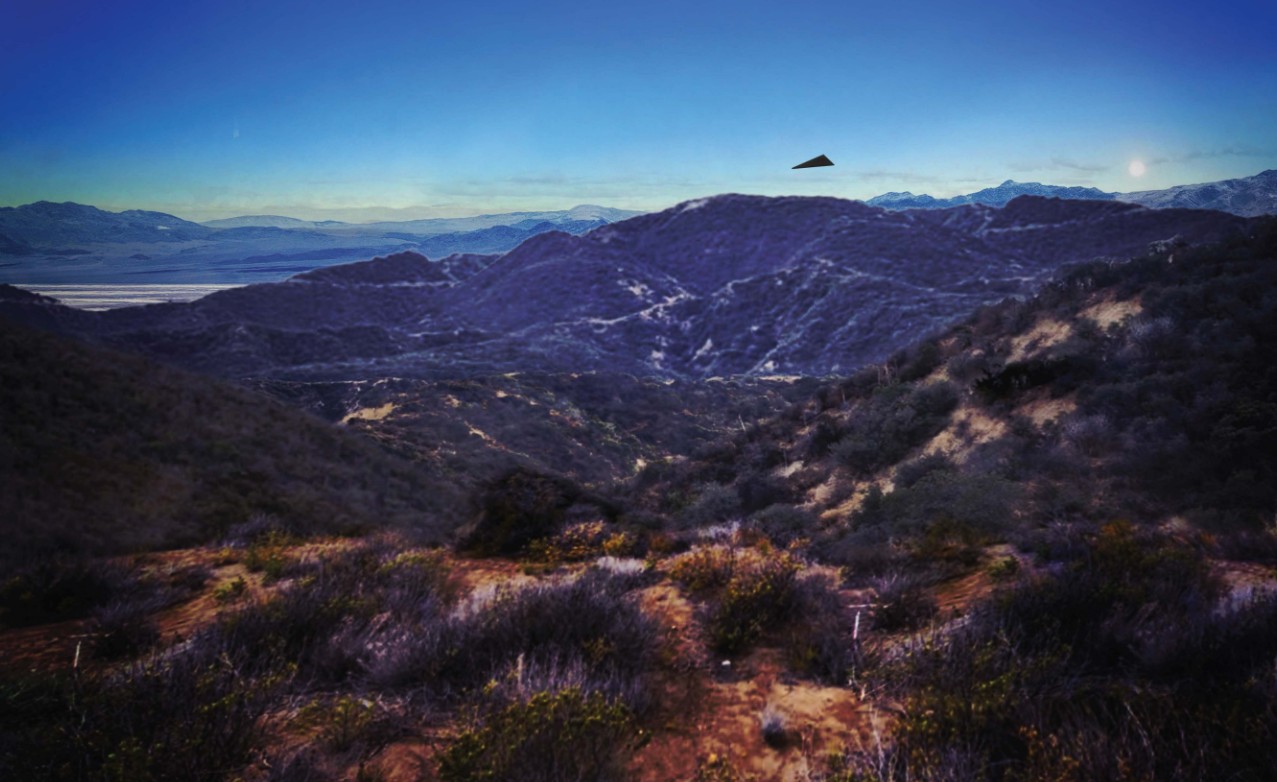 Bildseite aus FBI-UAP-D043: Landschaftsfoto in der Abendd&auml;mmerung mit eingef&uuml;gter schwarzer Dreiecks-Markierung